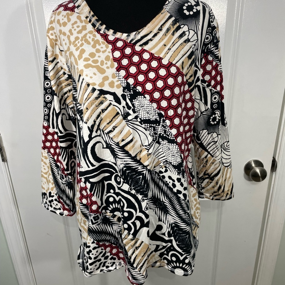 Weekends by Chicos Stylish Red and Black Patterned Women's Tunic Size 2 CB-30